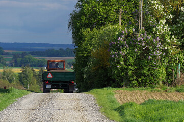 Rolnictwo, traktor na drodze gruntowej. Polska, Lubelskie. © Adam Sadlak