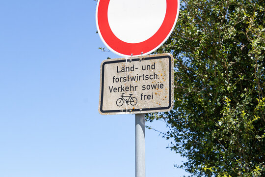 Verkehrszeichen verbietet die Durchfahrt mit Ausnahme der Landwirtschaft, Forstwirtschaft und Radfahrer