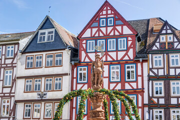 Historische Fachwerkbauten und Martkbrunnen am Marktplatz der hessischen Stadt Butzbach im Wetteraukreis, Deutschland