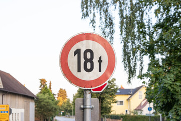 Verkehrszeichen warnt vor maximalem Gewicht an Brücke - obrazy, fototapety, plakaty