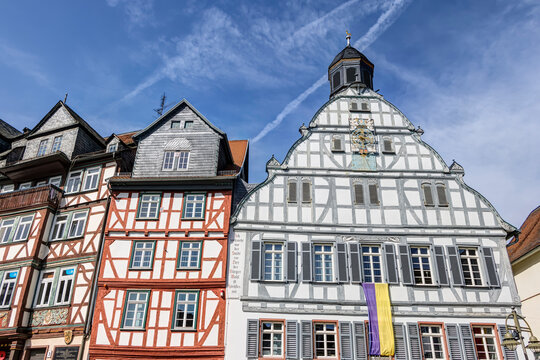 Altes Rathaus und historische Fachwerkbauten am Marktplatz der hessischen Stadt Butzbach im Wetteraukreis, Deutschland