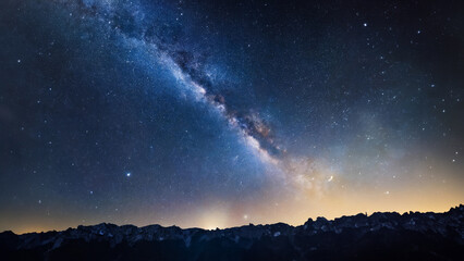 Atemberaubender Nachthimmel: Milchstraße über schneebedeckten Bergen