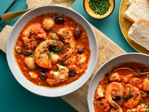 Shrimps cooked with tomato and olives