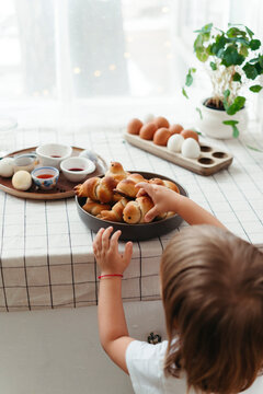 Kid next Easter dining table.