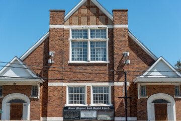 Fototapeta premium exterior of Mount Pleasant Road Baptist Church located at 527 Mount Pleasant Road in Toronto, Canada