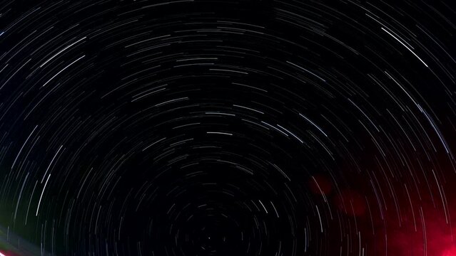 video time-lapse nocturno con efecto de estela de estrellas 