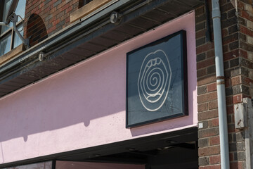 Obraz premium exterior logo sign at Blondies Pizza located at 280 Eglinton Avenue West in Toronto, Canada