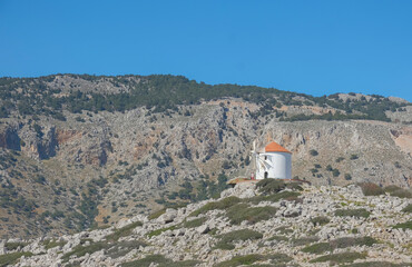 Windmühle in der Bucht von Panormitis, Insel Symi - 789705322