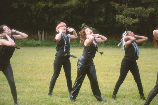 young girls dancing kpop