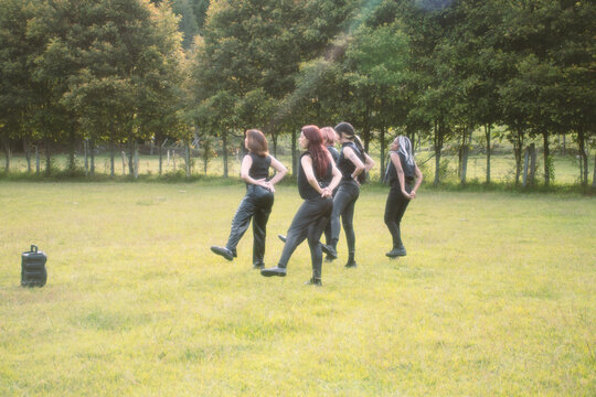 young girls dancing kpop