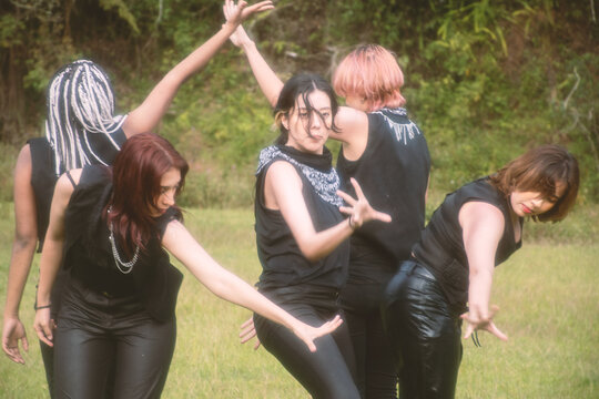 young girls dancing kpop