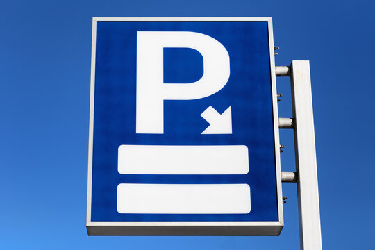 Parkplatz Schild mit Pfeil und Textfreiraum zum Parken Parkhaus Richtung Parkplatzschild