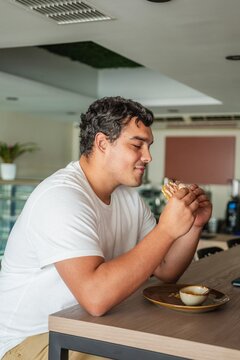 Man eating butifarra