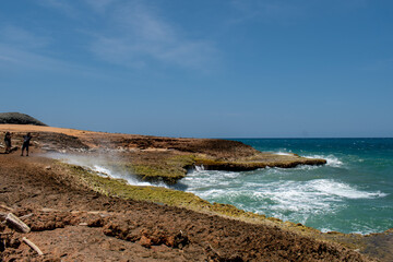 un lu llamado  en la alta Guajira llamado playa arco iris, acantilado donde rompe la ola con...