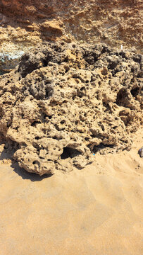 rocas en las playas de pilon de azucar, cerca al cabo de la vela, colombia. son formaciones rocosas al parecer de origen volcanico que llegan casi hasta el mar en este lugar.