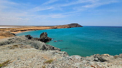 una monta&ntilde;a rocosa llamada pilon de azucar, al norte del cabo de la vela, en colombia, lugar hermoso desde donde se tiene un vsita espectacular de los alrededores