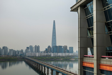 Fototapeta premium 대한민국 서울, 고층빌딩, 한강, 교통체증, 도시풍경
