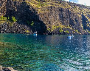 Small Boats And Snorkelers  on Kealakekua Bay, The Captain Cook Monument Trail, Captain Cook, Hawaii Island, Hawaii, USA