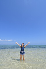 Fototapeta na wymiar ビーチで遊ぶ女の子（フィリピン、パンダノン島）