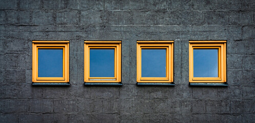 Vier gelbe Fenster