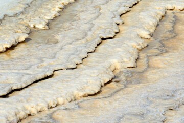 Capas de sal en la orilla del Mar Muerto, Jordania