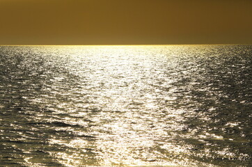 金色に輝く夕暮れの海