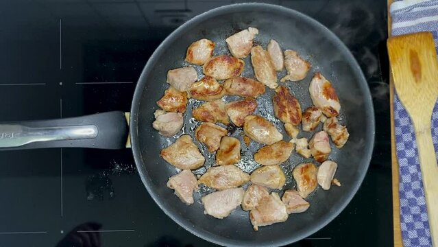 Schweinefleisch in einer Pfanne