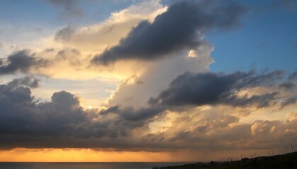 Naklejka premium Sunset in a cloudy day 