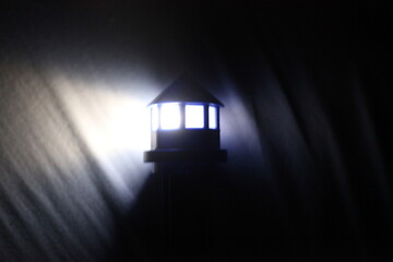 Das Licht in der Nacht- der Leuchtturm am Strand