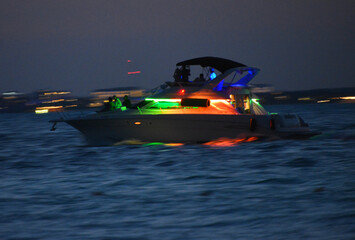 Kolorowy jacht oświetlony lampkami led, wieczorem na morzu karaibskim - obrazy, fototapety, plakaty