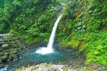 Wodospad w Kostaryce - malownicza okolica lasów deszczowych i piękne wodospady z krystalicznie czystą wodą - obrazy, fototapety, plakaty