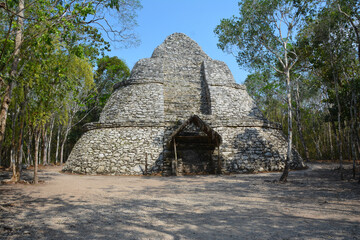 Ruiny budowli kultury Majów - piramida na Jukatanie w mieście Koba w Meksyku - obrazy, fototapety, plakaty