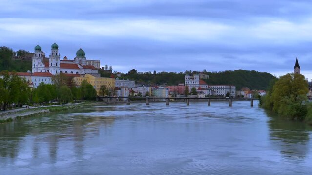 Blick auf Passau, Dom St. Stephan, Kirche St. Michael und Schaiblingsturm, Innseite, Niederbayern, Bayern, Deutschland