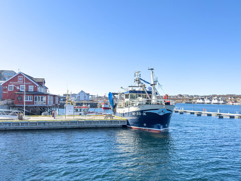 PAULINE  is a Trawler and is sailing under the flag of Norway. Her length overall  is 14.99 meters and her width is 6 meters. Here in Br&oslash;nn&oslash;ysund