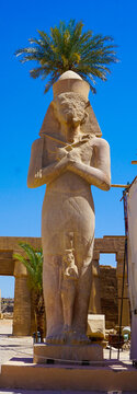 Ramsis statu with a cown-like of a Palm tree