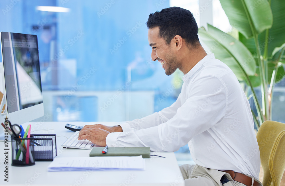 Aufkleber computer, smile and typing with business man at desk in office for administration, research or repor