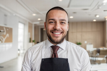 Uomo sorridente nel centro business della cucina