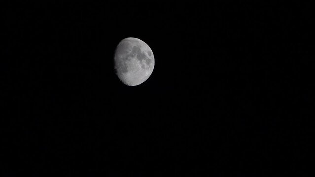 Grande lune avec ciel d&eacute;gag&eacute; film&eacute;e au 600mm