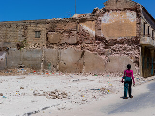 scène de rue dans la vieille ville de Saint Louis du Sénégal en Afrique de l'Ouest - obrazy, fototapety, plakaty