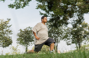 hombre al aire libre mirando al frente y realizando su rutina de ejercicio en el parque 