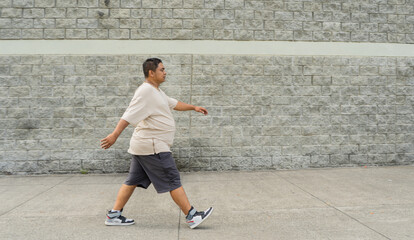 hombre latino caminando al aire libre y usando ropa cómoda 