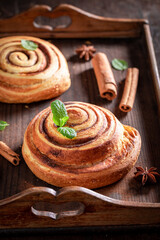 Obraz na płótnie Canvas Fresh and sweet cinnamon rolls served with milk.