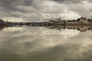 vue sur la rivière la Saône en Côte d'or en Bourgogne à Losne et Saint-Jean-de-Losne un jour...