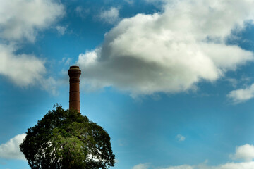 Nuage en forme de fumée sur une vieille cheminée d'usine - obrazy, fototapety, plakaty