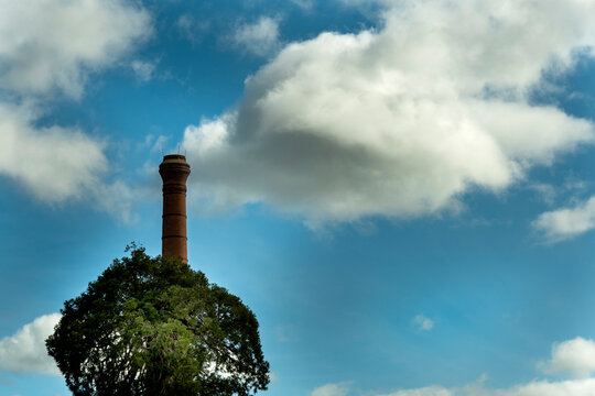 Nuage en forme de fumée sur une vieille cheminée d'usine