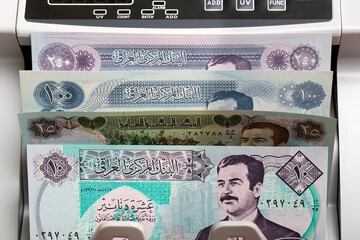 Old Iraqi  Dinar in a counting machine