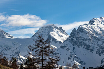 Fototapeta na wymiar Snowy Swiss Alps mountains in the sunshine