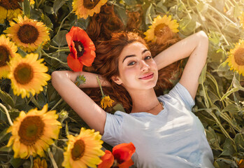 Giovane ragazza si rilassa tra i fiori