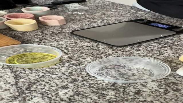 haciendo velas artesanales de soya, con procesos caseros