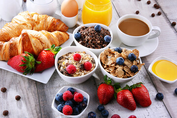 Breakfast served with coffee, juice, croissants and fruits - 790186943